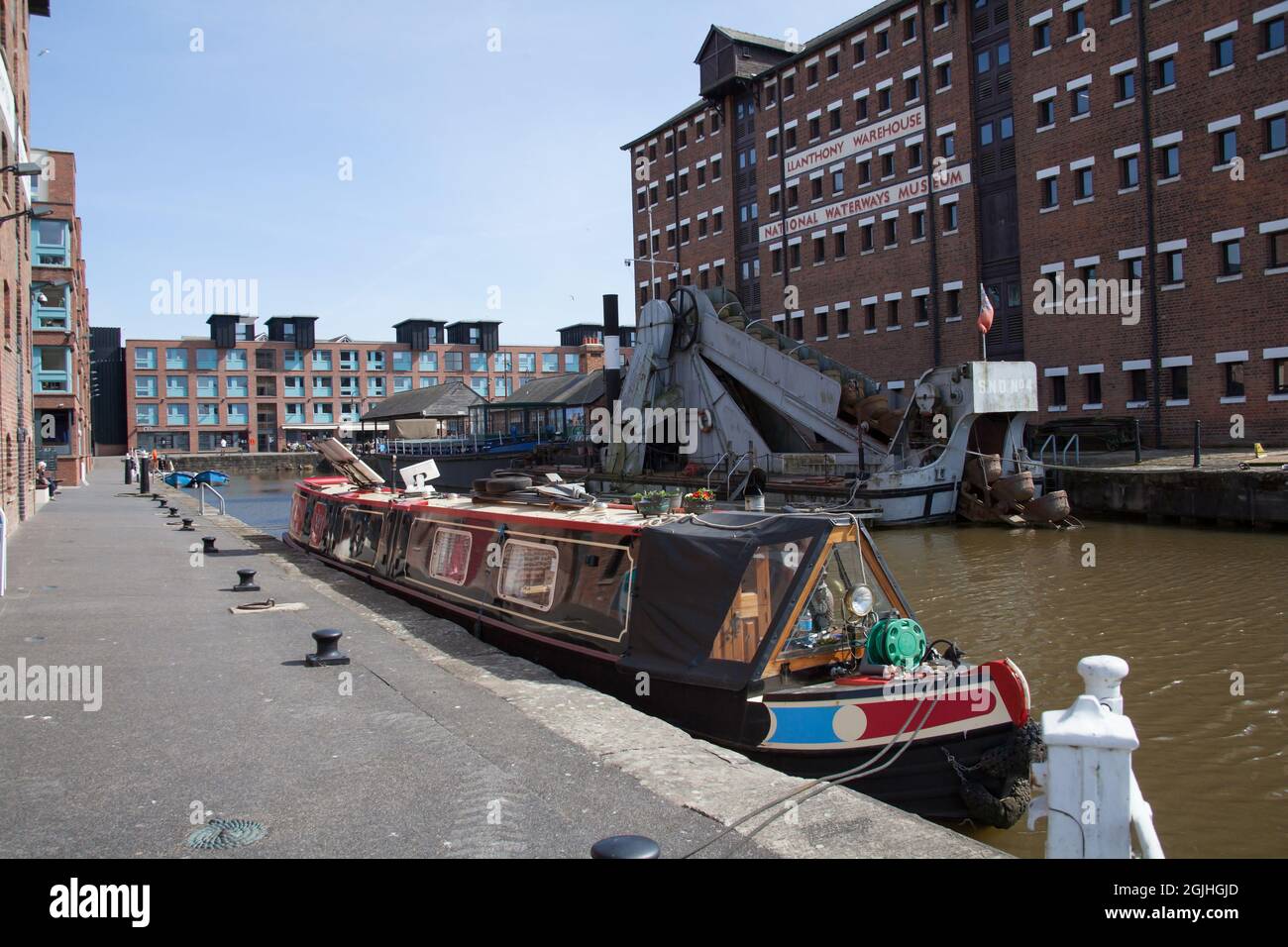 A narrowboat moored at Gloucester Quay with the National Waterways Museum in the background Stock Photo