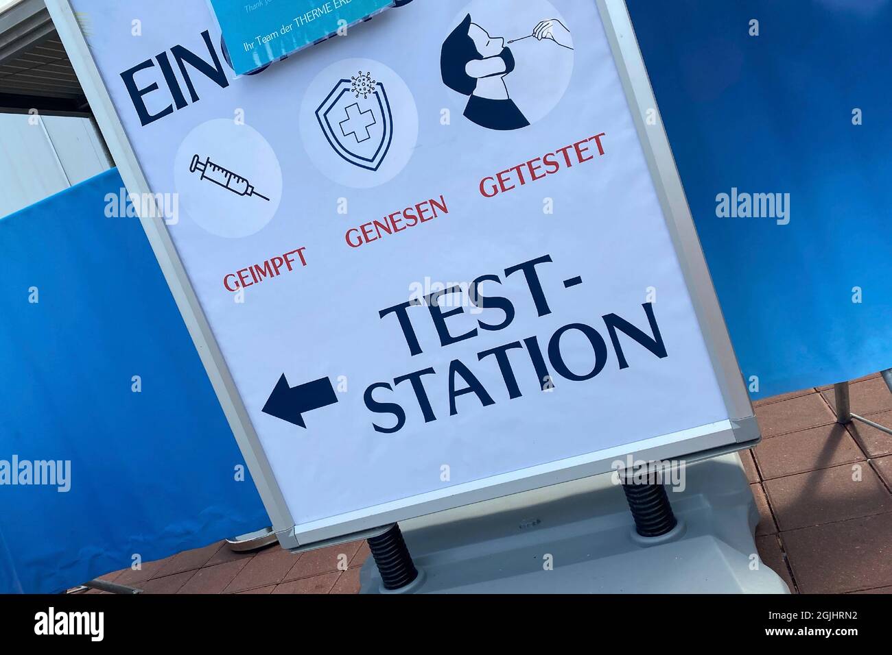 Erding, Deutschland. 10th Sep, 2021. Pandemic in Germany-Bundestag adopts new corona bar: test station, access only for vaccinated, convalescent and tested. 3G rule, vaccinated, recovered, tested. Sign shows the new coronary gels and the direction to a test station. Credit: dpa/Alamy Live News Stock Photo