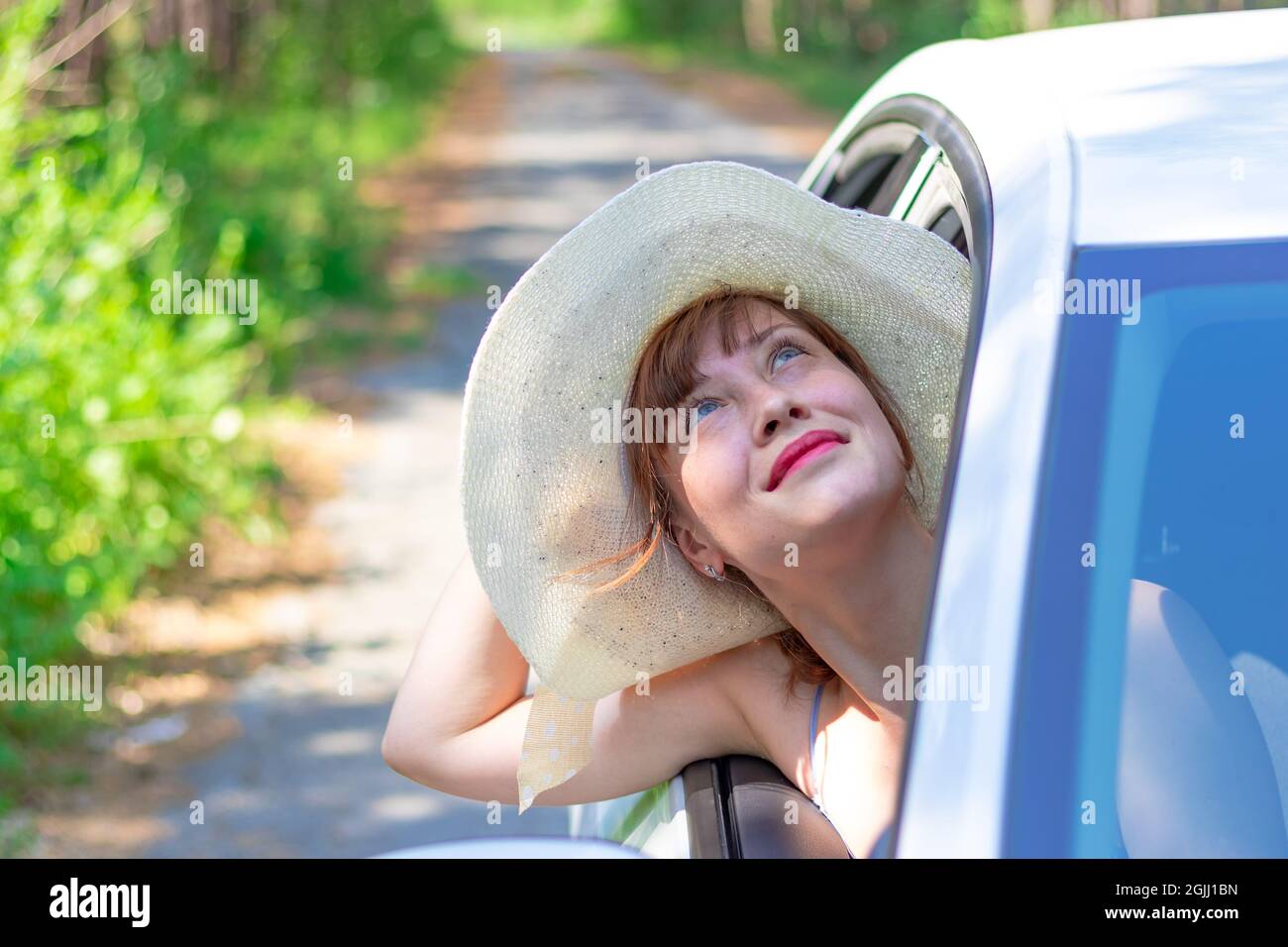 Woman forest sunlight trees hi-res stock photography and images - Page 4 -  Alamy