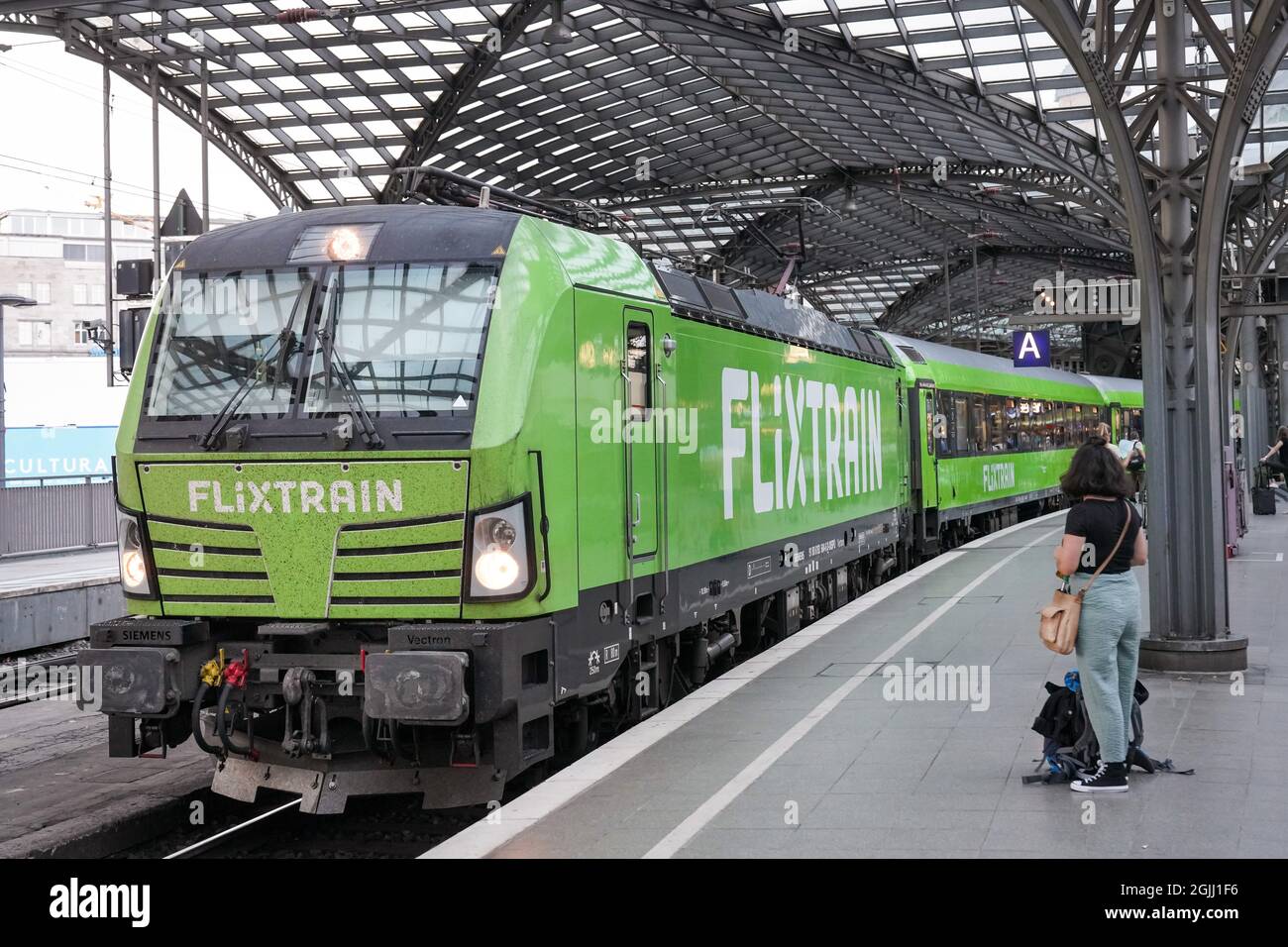 Flixtrain from the private company Flixmobility on departure from the Cologne main station.   ---   Flixtrain des privaten Unternehmens Flixmobility bei der Abfahrt aus dem im Kölner Hauptbahnhof. Stock Photo