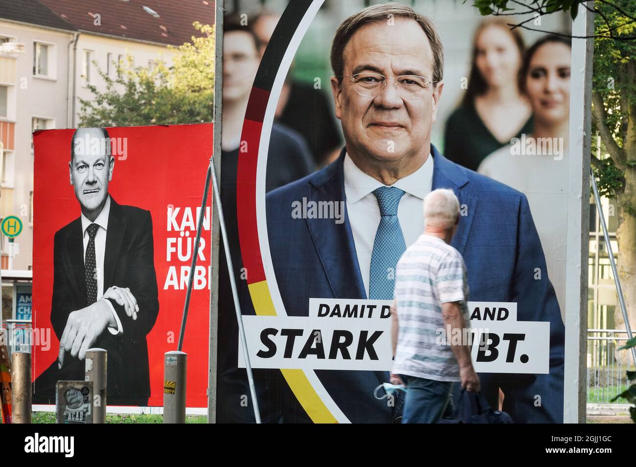 Gloßplakate zur Bundestagswahl am 26.9.2021 mit den beiden Kanzlerkandidaten Armin Laschet CDU (vorne) und Olaf Scholz SPD in Dortmund, 09.09.2021 Stock Photo