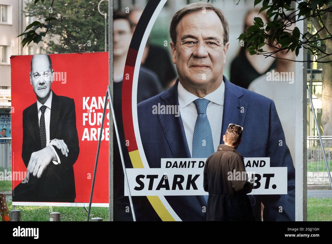 Gloßplakate zur Bundestagswahl am 26.9.2021 mit den beiden Kanzlerkandidaten Armin Laschet CDU (vorne) und Olaf Scholz SPD in Dortmund, 09.09.2021 Stock Photo