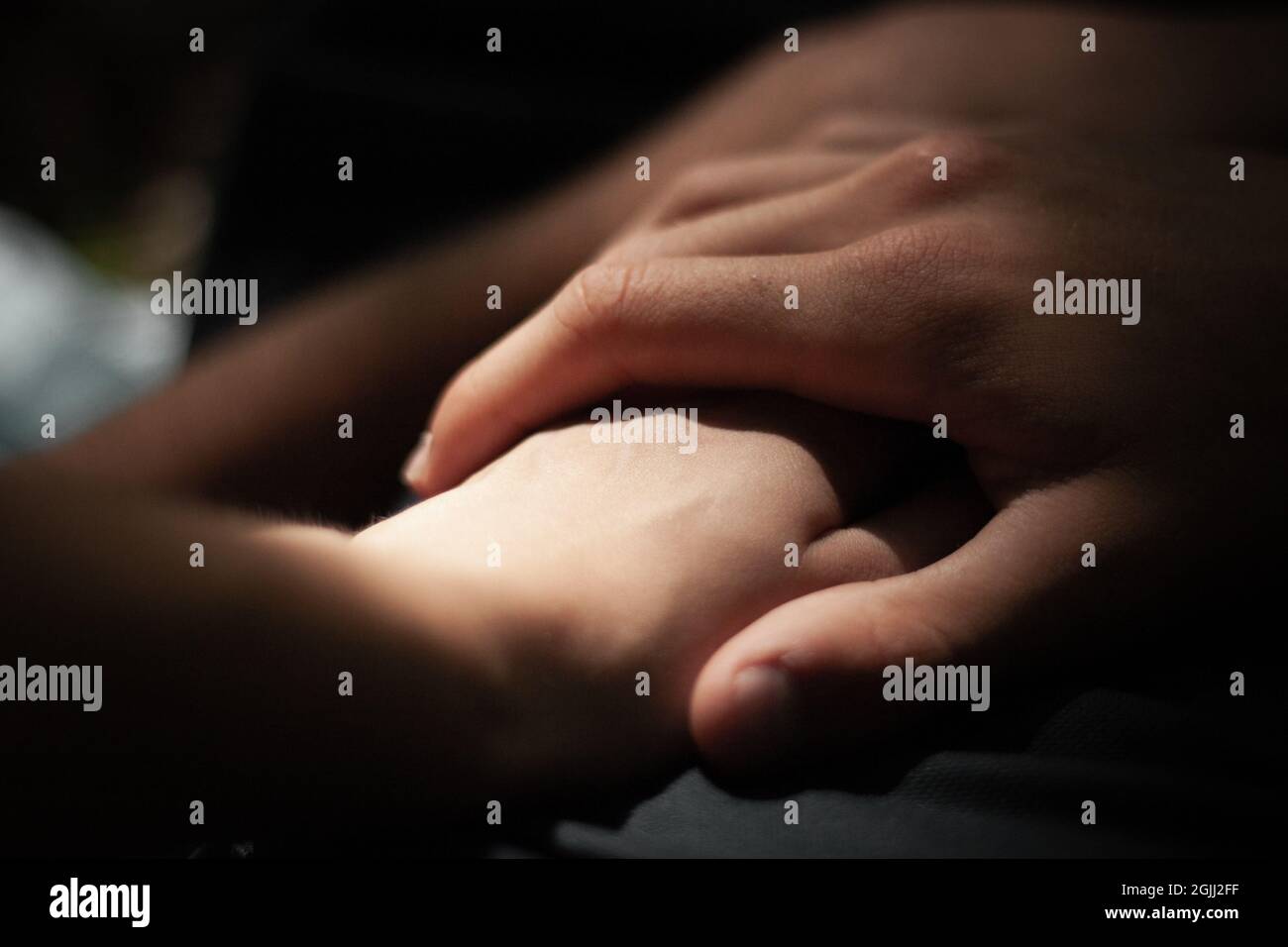 Page 2 Hand Hold Couple Young Boy Girl Man Woman Love High Resolution Stock Photography And Images Alamy Page 2 Hand Hold Couple Young Boy Girl Man Woman Love High Resolution Stock Photography And Images Alamy