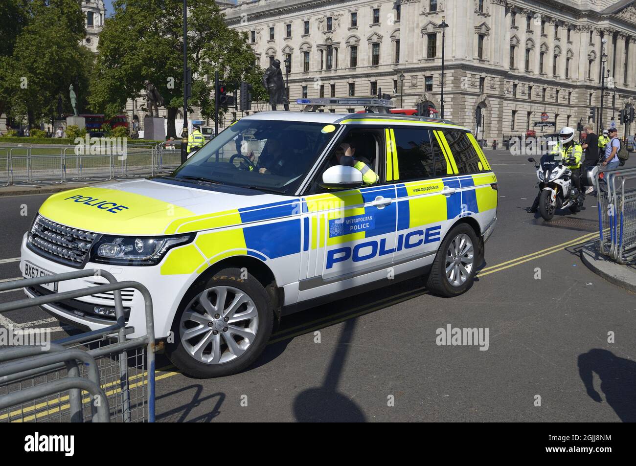 London, England, UK. Metropolitan Police Range Rover and motorbike parked  in front of the gates of the Houses of Parliament Stock Photo - Alamy