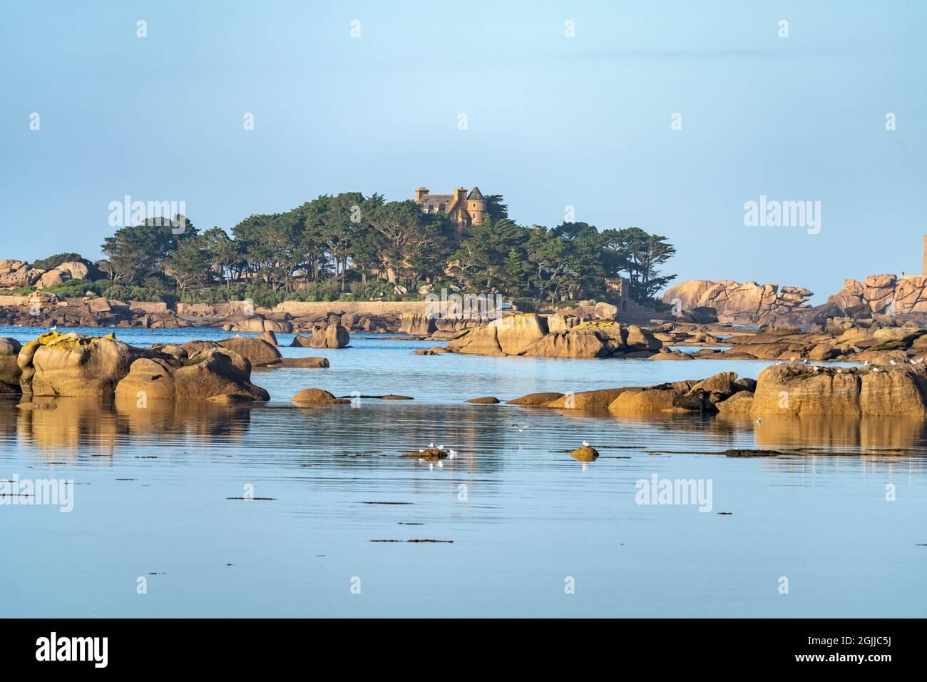 Die Felsen der rosa Granitküste Côte de Granit Rose an der Baie de