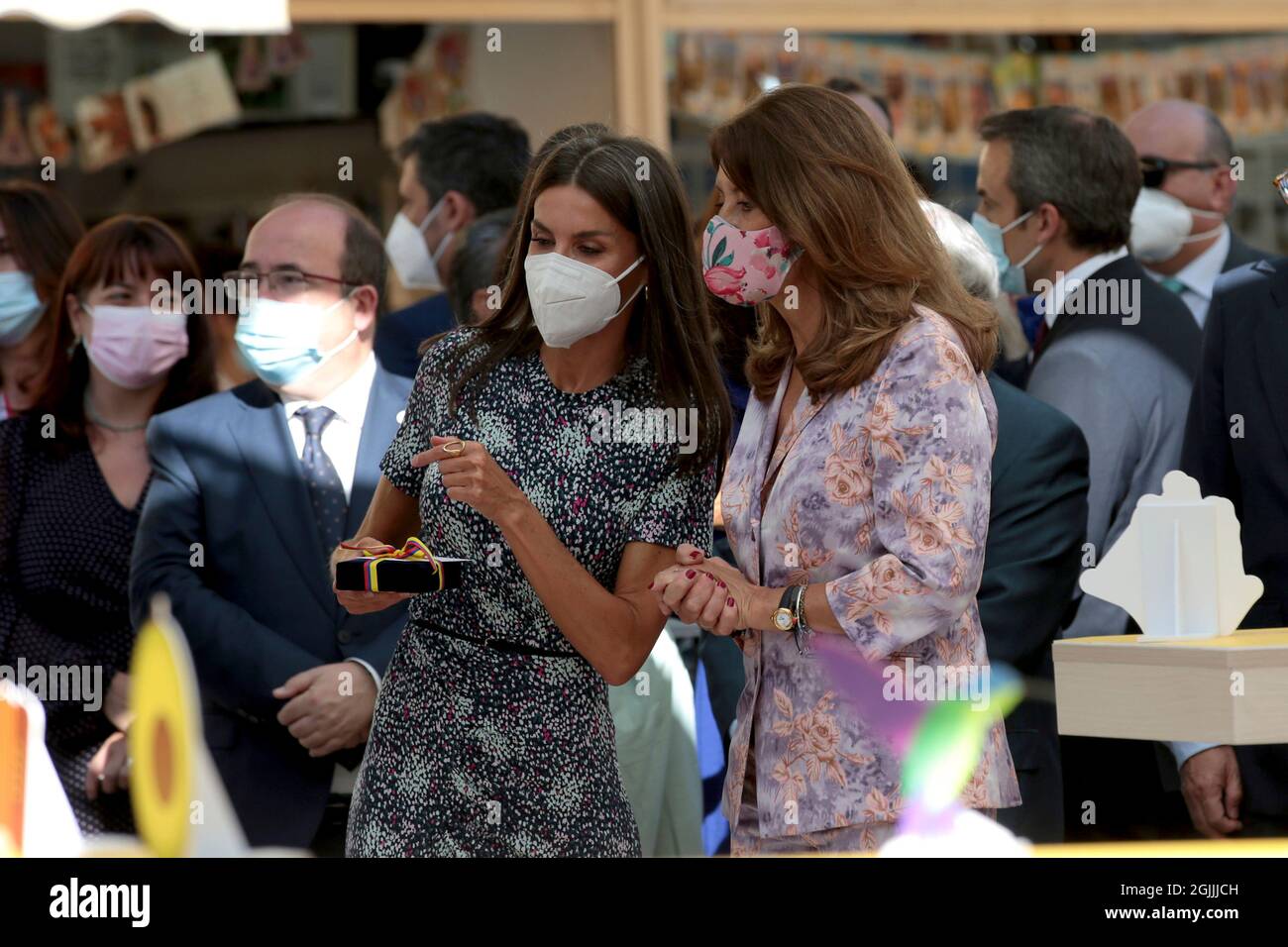 Madrid, Spain; 10.09.2021.- Queen Letizia (2R) with Vice President of Colombia, Marta Lucía Ramírez (R). Queen Letizia inaugurates the Madrid Book Fair, which in this 80th edition has Colombia as the guest of honor. Reina Letizia debuts a dress with a fantasy micro-print by the German firm Hugo Boss, combined with fuchsia undercut shoes by Carolina Herrera and jewelry, she has opted for yellow gold earrings and for Karen Hallam's ring Photo: Juan Carlos Rojas/Picture Alliance Credit: dpa picture alliance/Alamy Live News Stock Photo