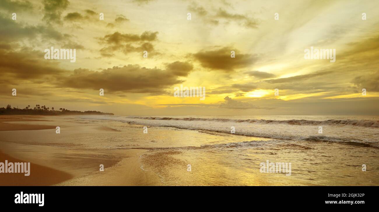 Beautiful sunrise over ocean hi-res stock photography and images - Alamy