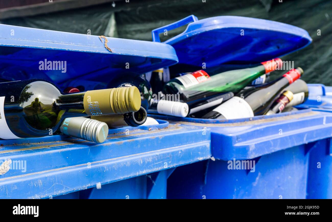 Alcohol bottles bin hires stock photography and images Alamy