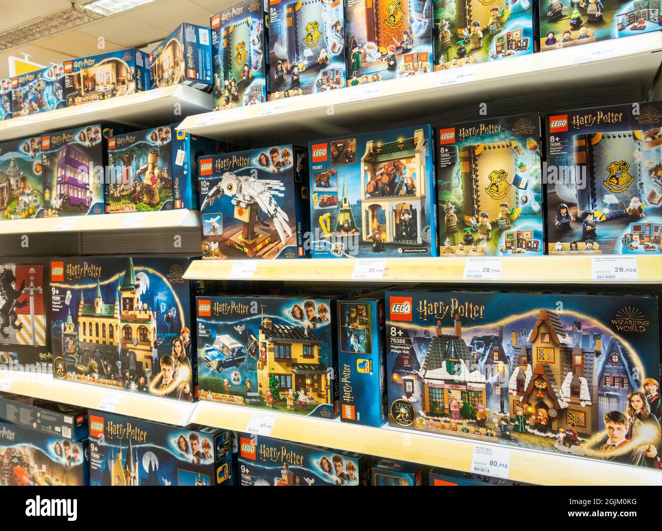 cocina cámara Invalidez Harry Potter Lego display in toy store Stock Photo - Alamy