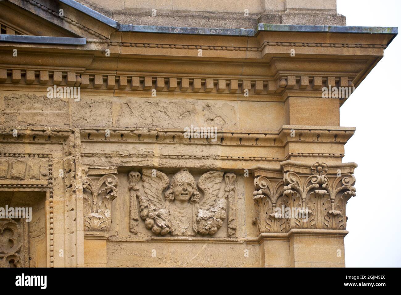 Detail of stone carving on the exterior of Brasenose College Chapel, University of Oxford, Oxford, England, UK. Angel wings Stock Photo