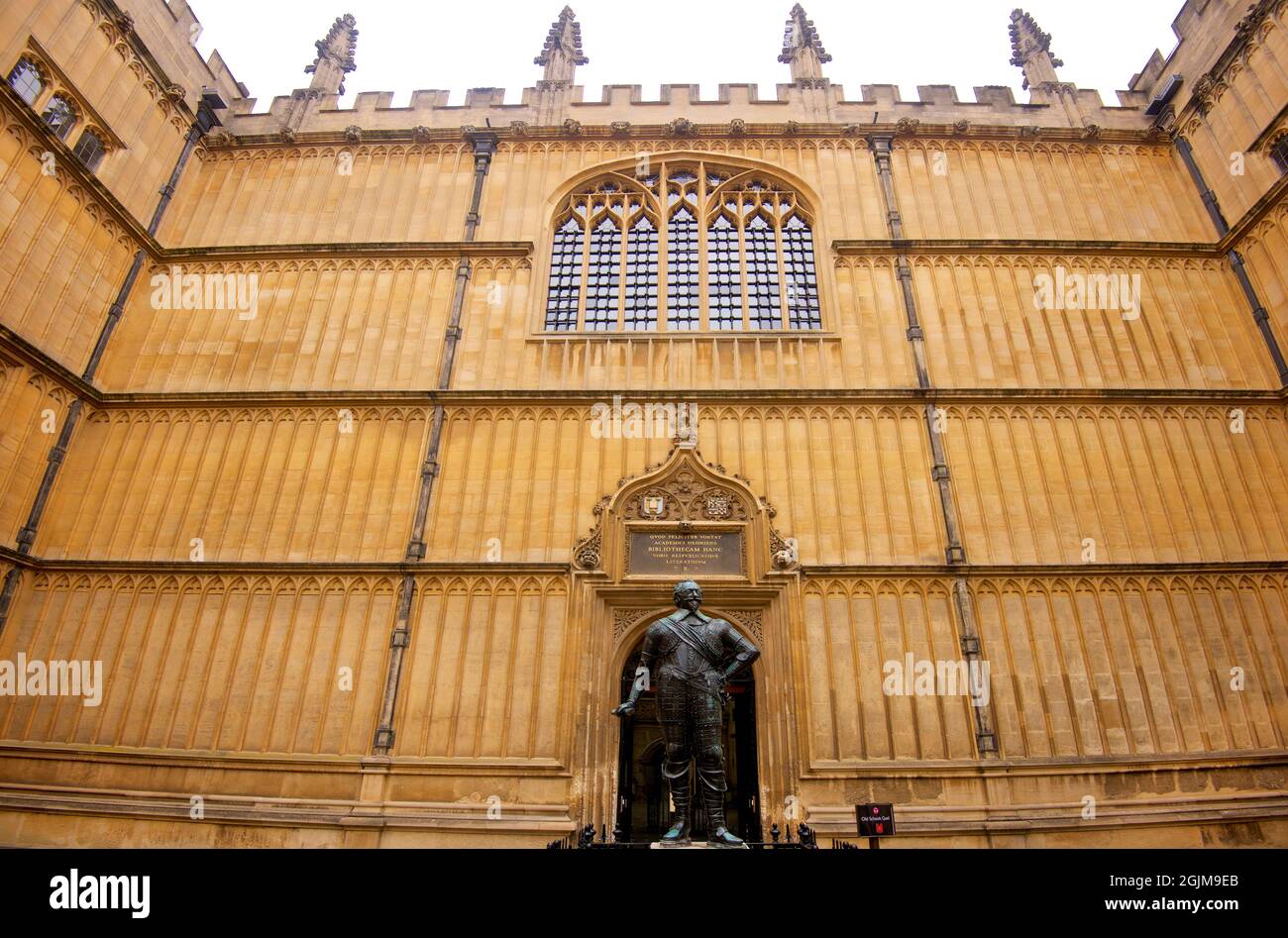 Old Schools Quadrangle Bodleian Library. Statue of Earl of Pembroke. The earliest public library in Europe. The Bodleian Library was founded in 1602 by Sir Thomas Bodley, who donated his personal library to start the collection. To use the library, one must be a graduate of the University of Oxford.  Oxford University, England. Stock Photo
