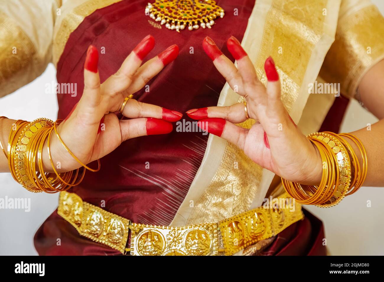 Woman dancer demonstrating 'Shakatam hasta' depicting a Chariot wheel of Indian classical  dance Bharatanatyam Stock Photo