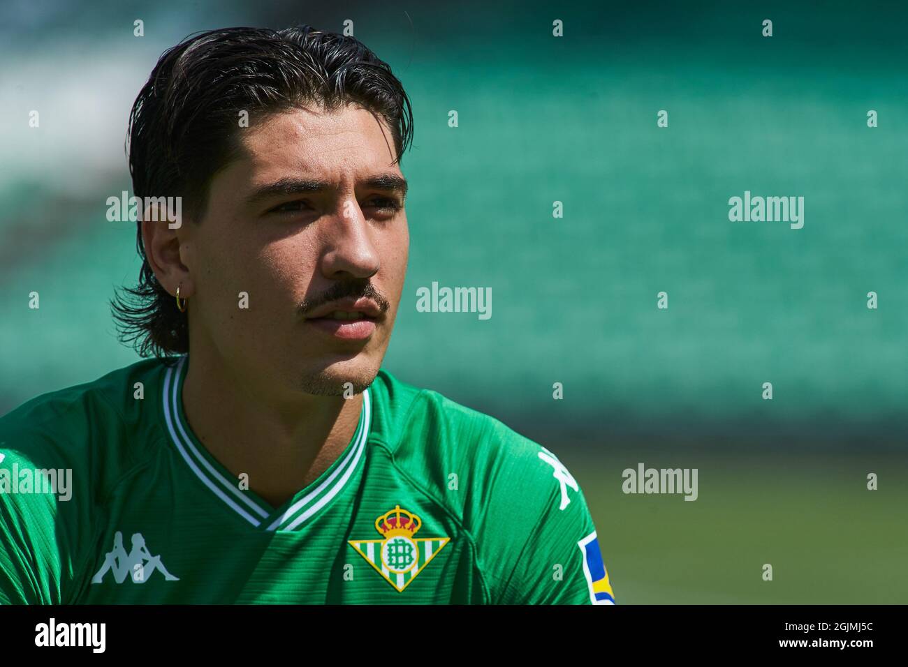 Hector Bellerin poses for photo during his presentation as new player of  Real Betis Balompie at Benito Villamarin stadium on September 9, 2021 in  Sevilla, Spain Stock Photo - Alamy