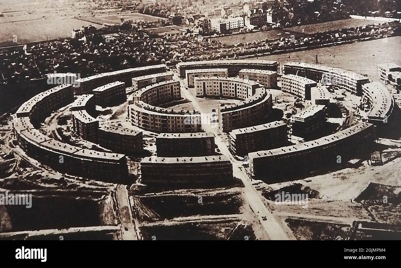 An early 1930's view of THE ROUNDHOUSE, new homes completing construction at Leipzig, Germany.  The architect was  architect Hubert Ritter . The streets and roads of the   housing estate at Loessnig, Connewitz, Leipzig, Saxony, Germany are   named from German mythology Stock Photo