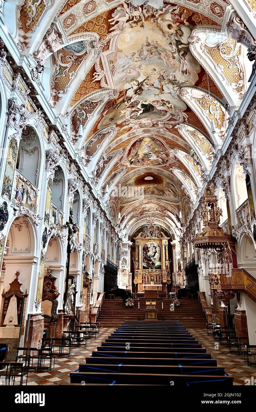 Hauptschiff Mariendom in Freising, Bayern, Deutschland mit Fresken der Gebrüder Amos, sowie des Altarbildes von Peter Paul Rubens Stock Photo