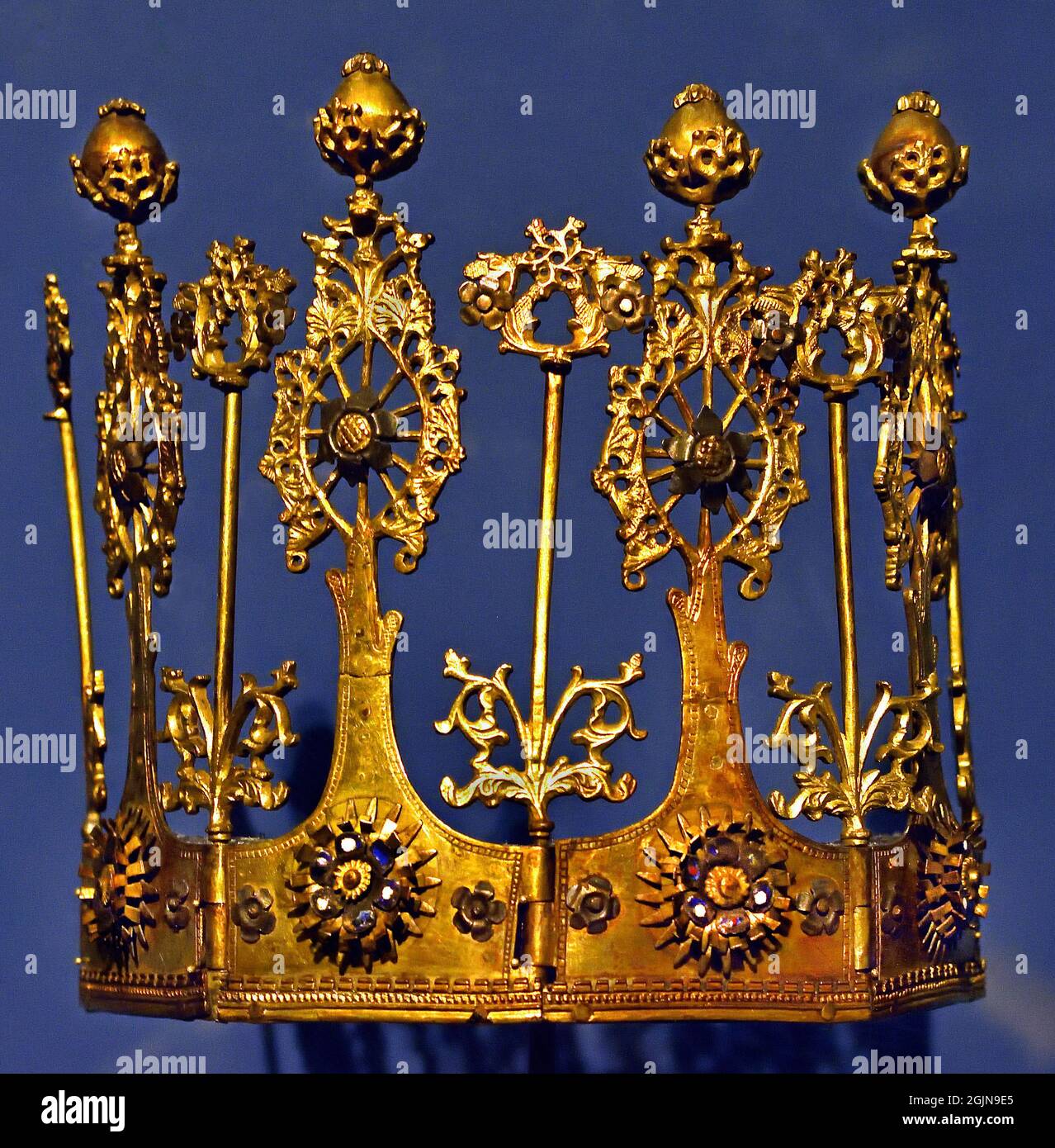 The Crown 15th century Museum Hermitage collection (Tsars and Knights, he Romanovs love for Middle ages, ladies, courtly love and tournaments. House of Romanov, Imperial dynasty 1613 - 1917. Russia, Russian Tsars and Knights, The Romanovs love for Middle ages, ladies, courtly love and tournaments. The House of Romanov, Imperial dynasty 1613 - 1917. Russia, Russian.) Stock Photo