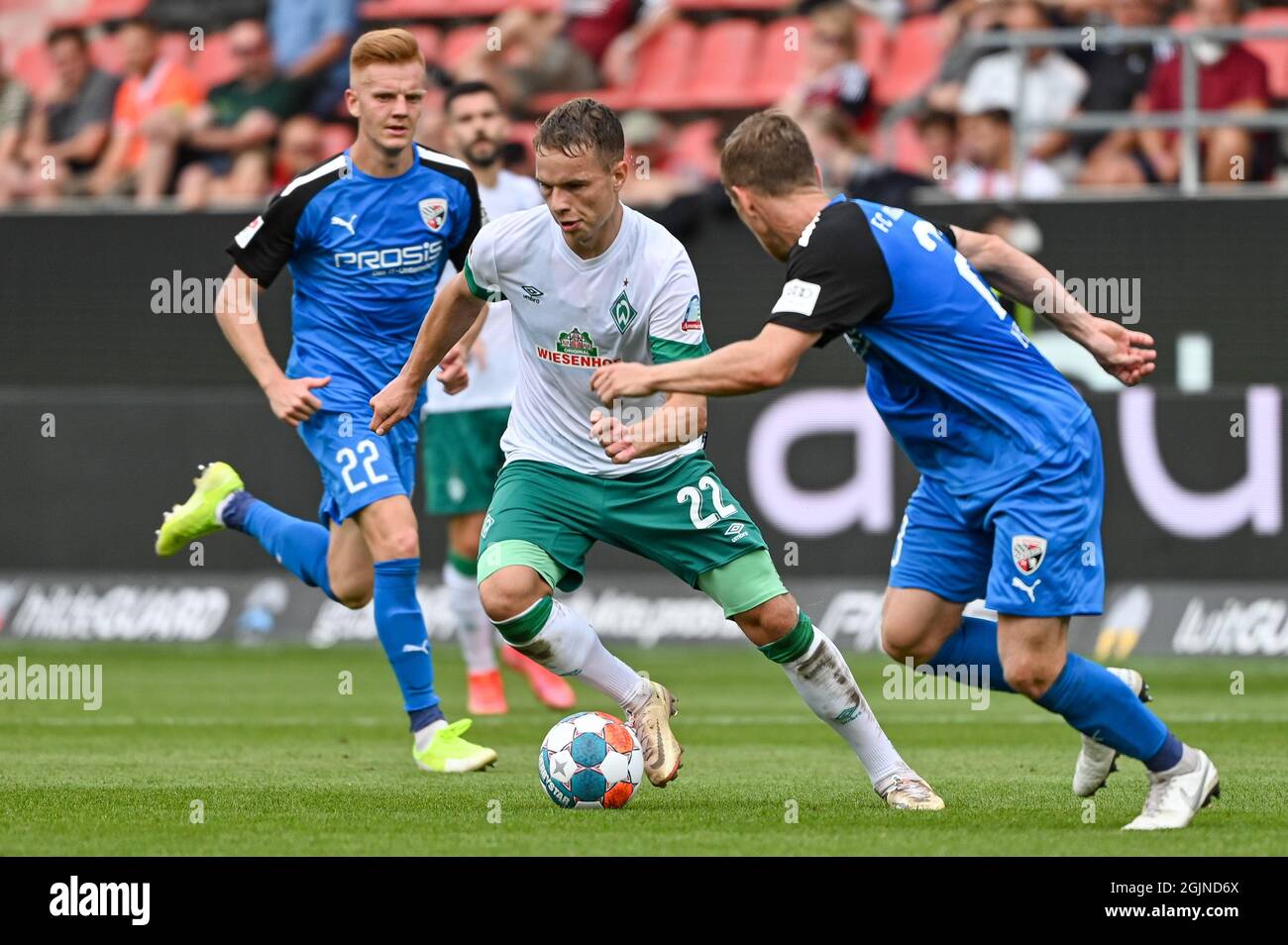 Ingolstadt, Germany. 11th Sep, 2021. Football: 2. Bundesliga, FC Ingolstadt 04 - Werder Bremen, Matchday 6, Audi Sportpark. Bremen's Niklas Schmidt (centre) fights for the ball with Ingolstadt's Denis Linsmayer (right). Credit: Armin Weigel/dpa - IMPORTANT NOTE: In accordance with the regulations of the DFL Deutsche Fußball Liga and/or the DFB Deutscher Fußball-Bund, it is prohibited to use or have used photographs taken in the stadium and/or of the match in the form of sequence pictures and/or video-like photo series./dpa/Alamy Live News Stock Photo