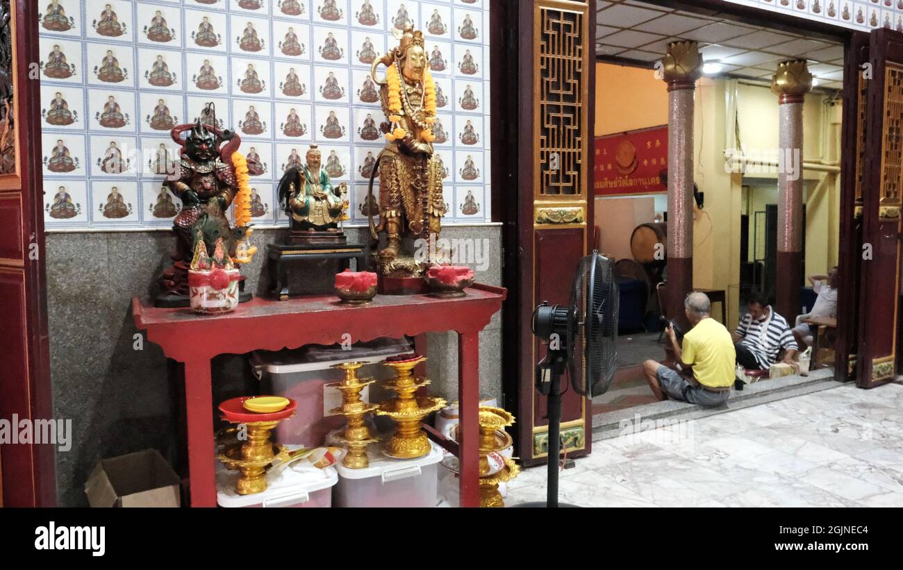 Wat Lokanukroh Chua Tu Te Shrine Chinatown Bangkok Thailand  a small Vietnamese/Chinese Buddhist temple aka Annamese Mahayana temple Phalit Phon Alley Stock Photo