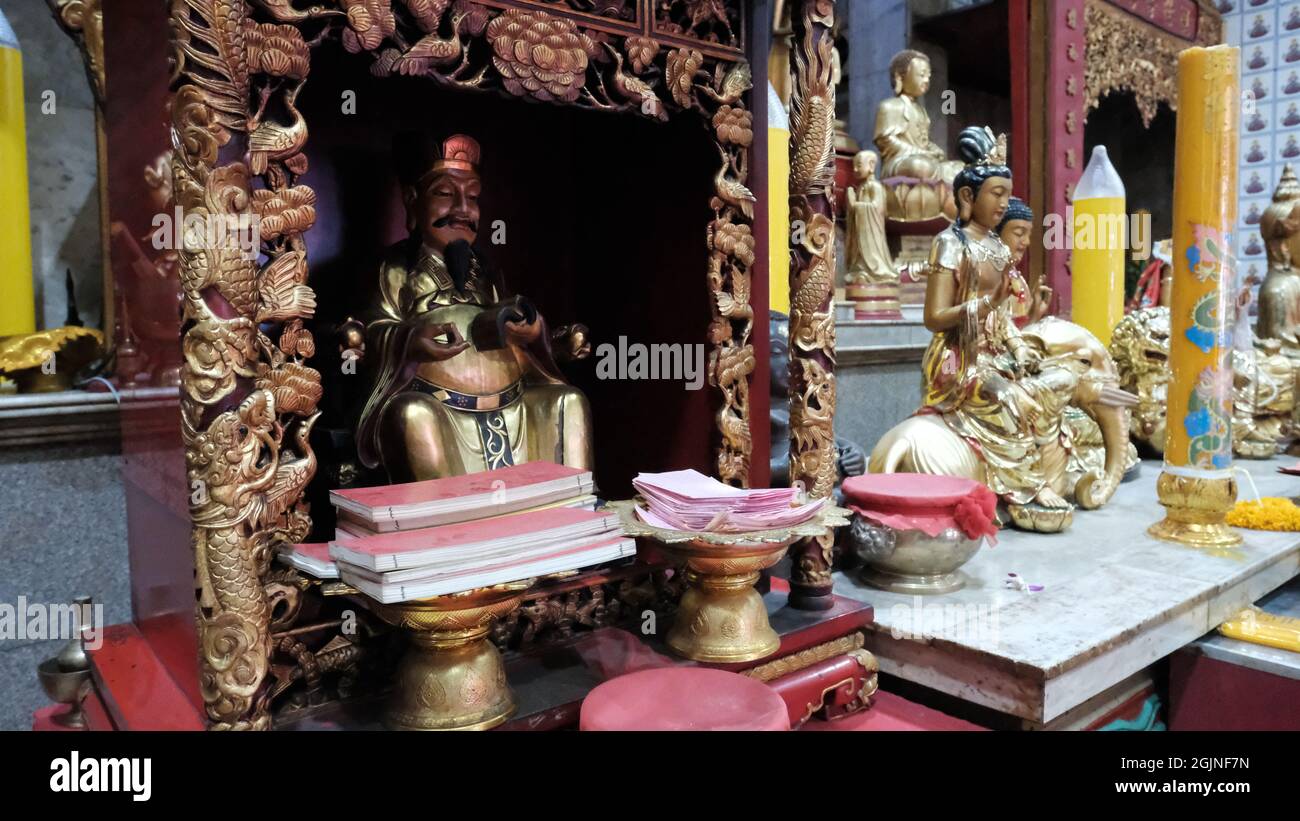 Wat Lokanukroh Chua Tu Te Shrine Chinatown Bangkok Thailand  a small Vietnamese/Chinese Buddhist temple aka Annamese Mahayana temple Phalit Phon Alley Stock Photo