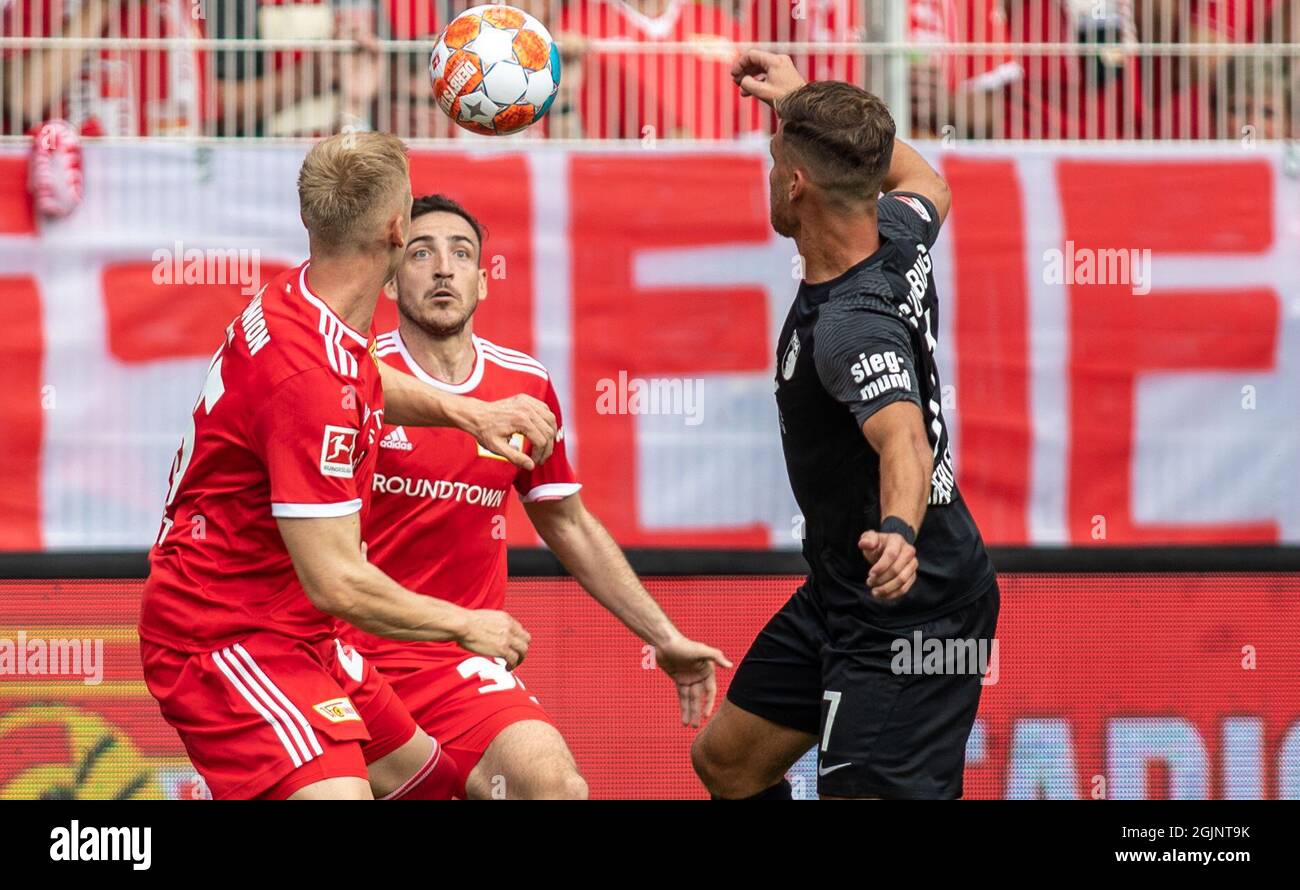 Berlin, Germany. 11th Sep, 2021. Football: Bundesliga, 1. FC Union Berlin - FC Augsburg, Matchday 4, An der Alten Försterei. Berlin's Timo Baumgartl (l-r) and Kevin Möhwald fight for the ball against FC Augsburg's Florian Niederlechner. Credit: Andreas Gora/dpa - IMPORTANT NOTE: In accordance with the regulations of the DFL Deutsche Fußball Liga and/or the DFB Deutscher Fußball-Bund, it is prohibited to use or have used photographs taken in the stadium and/or of the match in the form of sequence pictures and/or video-like photo series./dpa/Alamy Live News Stock Photo