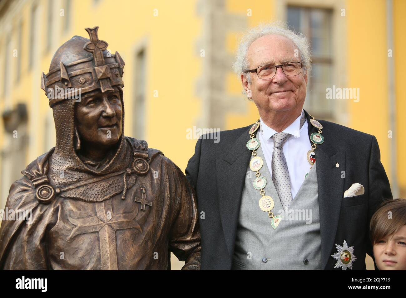 Ballenstedt, Germany. 11th Sep, 2021. Eduard Prince of Anhalt stands by a sculpture of Albrecht the Bear, Count of Ballenstedt, in the castle courtyard. As part of the ceremonial investiture, new members of the Order of the Ascanian House of Albrecht the Bear are admitted here. The investiture is in memory of Duke Joachim Ernst, the father of Prince Eduard of Anhalt. Credit: Matthias Bein/dpa-Zentralbild/ZB/dpa/Alamy Live News Stock Photo