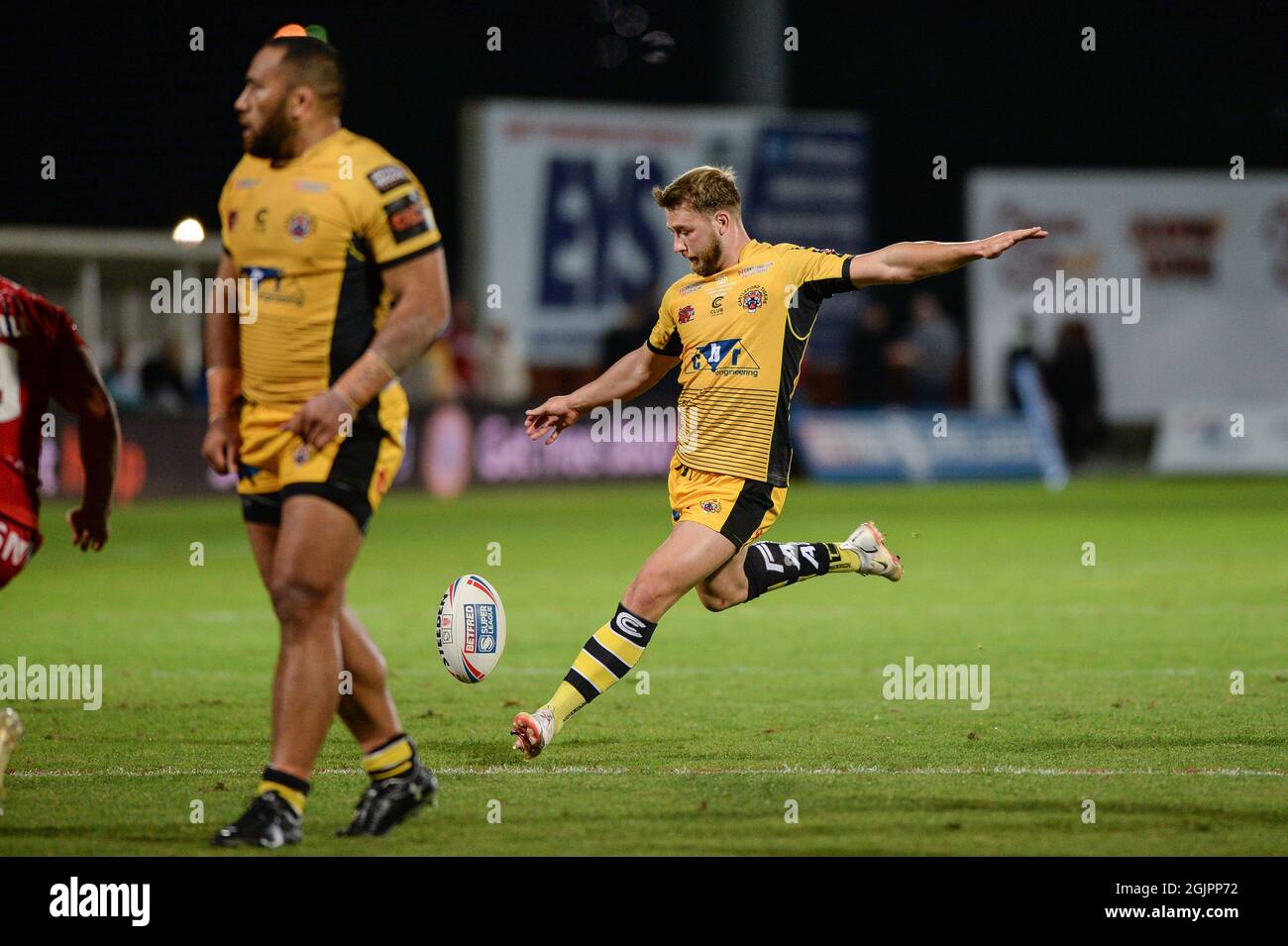 Hull, England - 11 September 2021 -  Danny Richardson of Castleford Tigers kicks drop goal during the Rugby League Betfred Super League  Hull Kingston Rovers vs Castleford Tigers at Hull College Craven Park , Hull, UK Credit: Dean Williams/Alamy Live News Stock Photo
