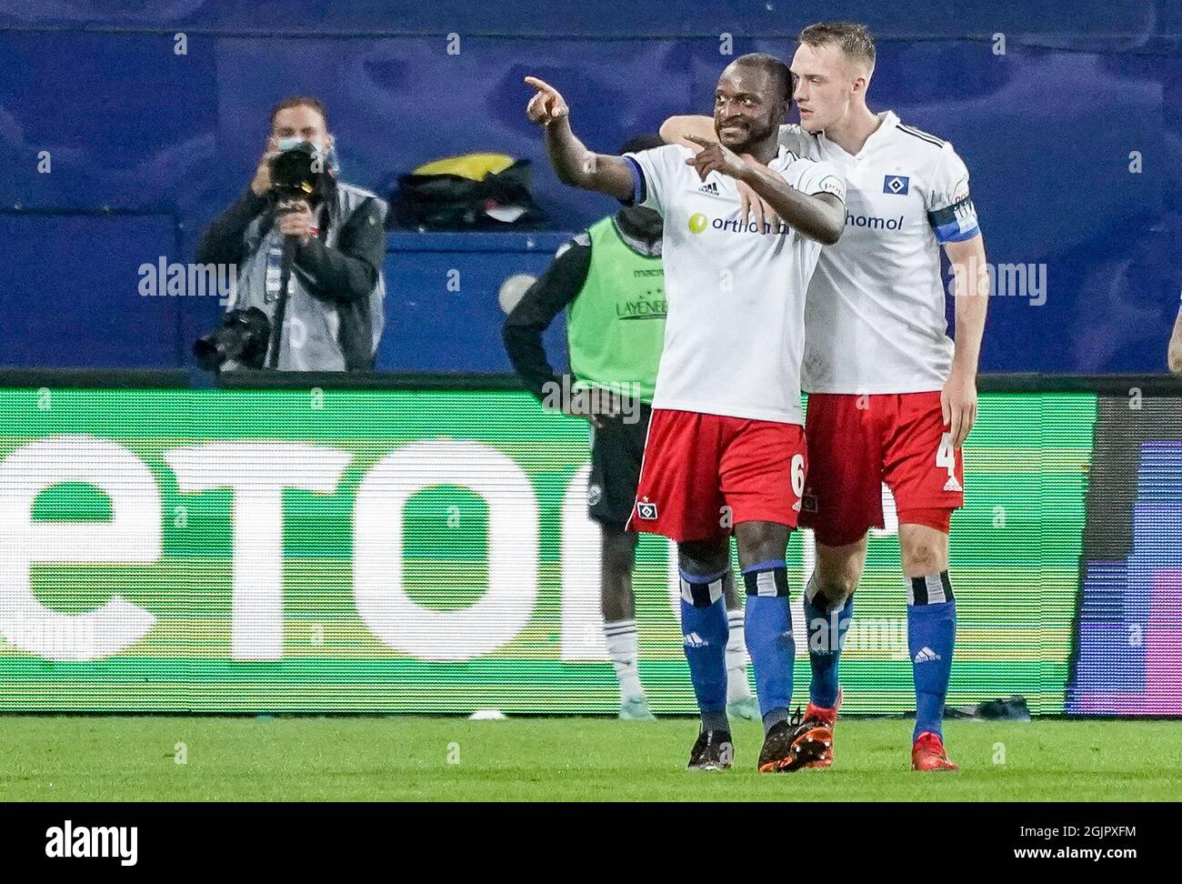 Hamburg, Germany. 11th Sep, 2021. Football: 2. Bundesliga, Hamburger SV - SV Sandhausen, Matchday 6, at Volksparkstadion. Hamburg's David Kinsombi (l) celebrates his goal for 1:0 with Hamburg's Sebastian Schonlau. Credit: Axel Heimken/dpa - IMPORTANT NOTE: In accordance with the regulations of the DFL Deutsche Fußball Liga and/or the DFB Deutscher Fußball-Bund, it is prohibited to use or have used photographs taken in the stadium and/or of the match in the form of sequence pictures and/or video-like photo series./dpa/Alamy Live News Stock Photo