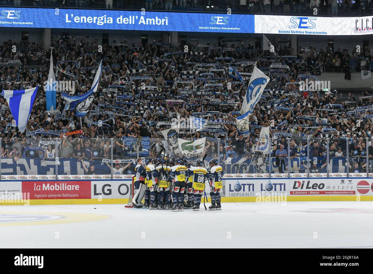 helaas longontsteking in verlegenheid gebracht 11.09.2021, Quinto, Stadio Multifunzionale, NL: HC Ambri-Piotta -  Fribourg-Gotteron, Ambrì celebrate the victory (Photo by Andra Branca/Just  Pictures/Sipa USA Stock Photo - Alamy