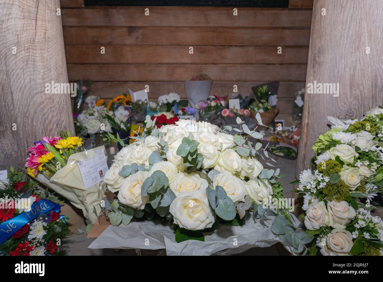 11th Sept, 2021. London, UK. Flowers left at the memorial garden in Grosvenor Square in remembrance on the 20th anniversary of the September 11th terrorist attacks in the United States. The garden remembers all victims of the attack, including the 67 UK citizens who lost their lives. Penelope Barritt/Alamy live news Stock Photo