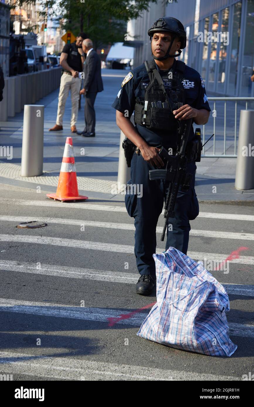 An armed member of the NYPD Police Counterterrorism Bureau