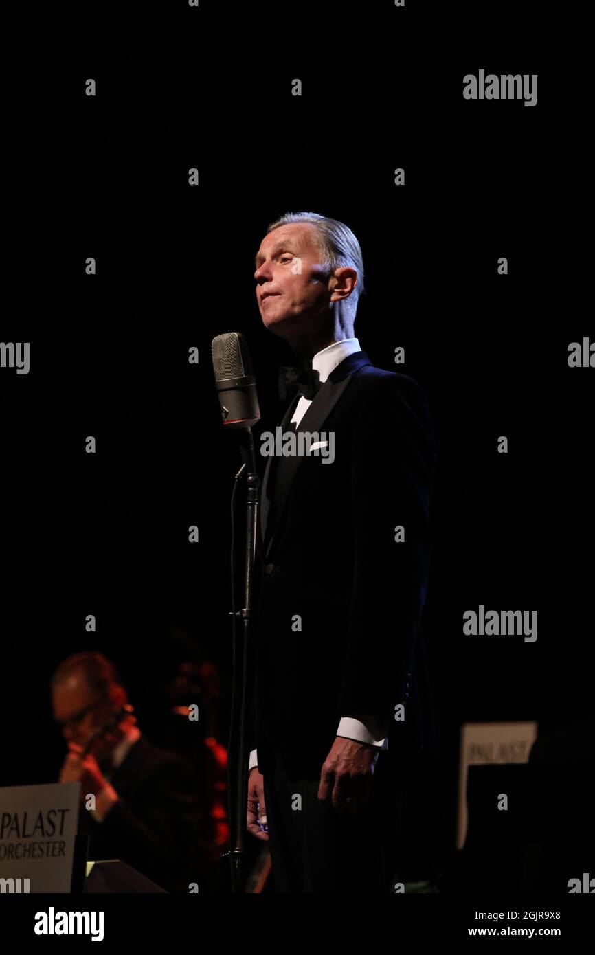 Max Raabe High Resolution Stock Photography And Images Alamy