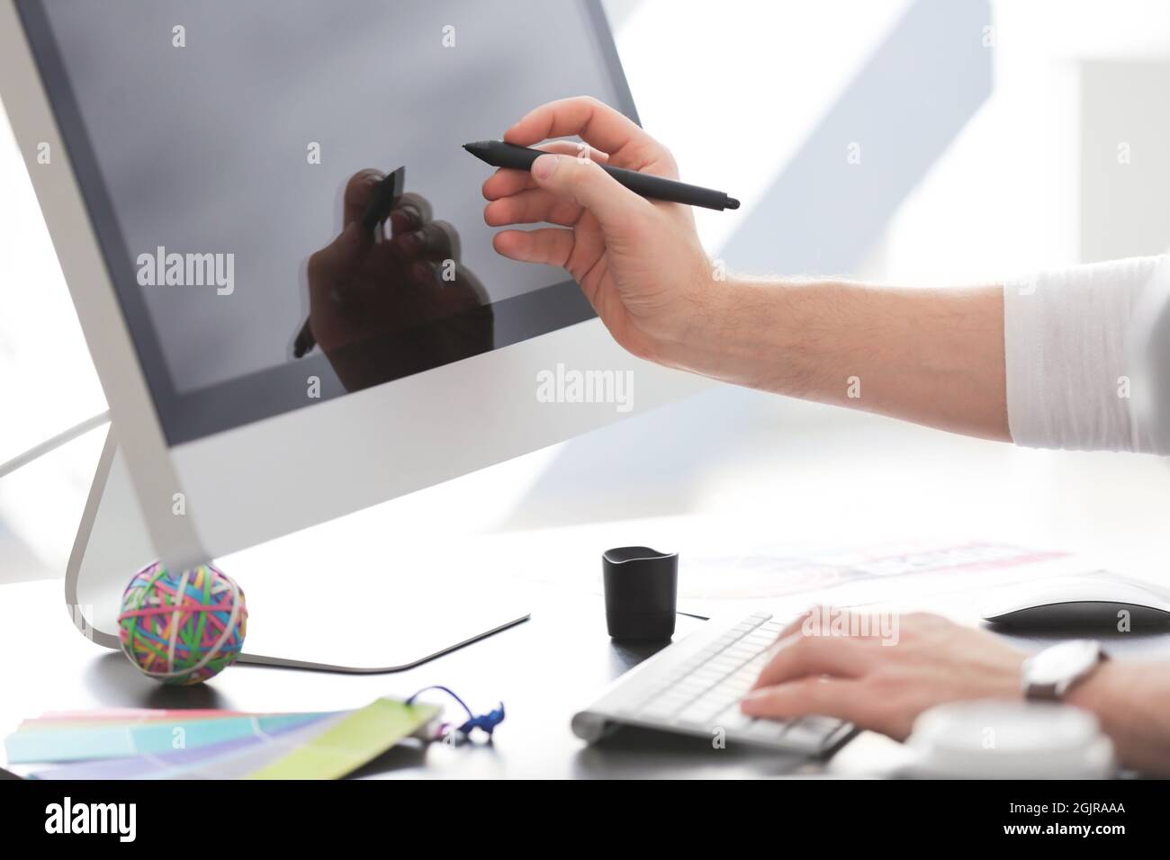 Male hand drawing with stylus on computer monitor Stock Photo - Alamy