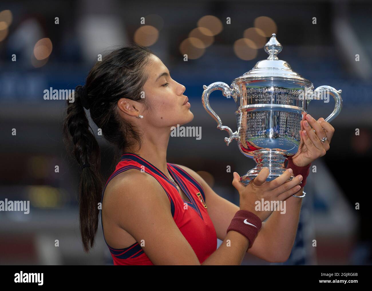 New York, USA, 11 September, 2021 Emma Raducanu (GBR) celebrates winning the womenÕs singles final against Leylah Fernandez (CAN) and poses with the trophy  on day 13 at the 2021 US Open Credit: Susan Mullane Credit: Susan Mullane/Alamy Live News Stock Photo