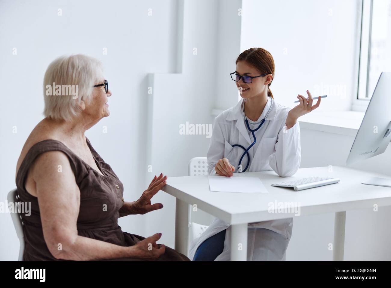Old patient communicates doctor hi-res stock photography and images - Alamy