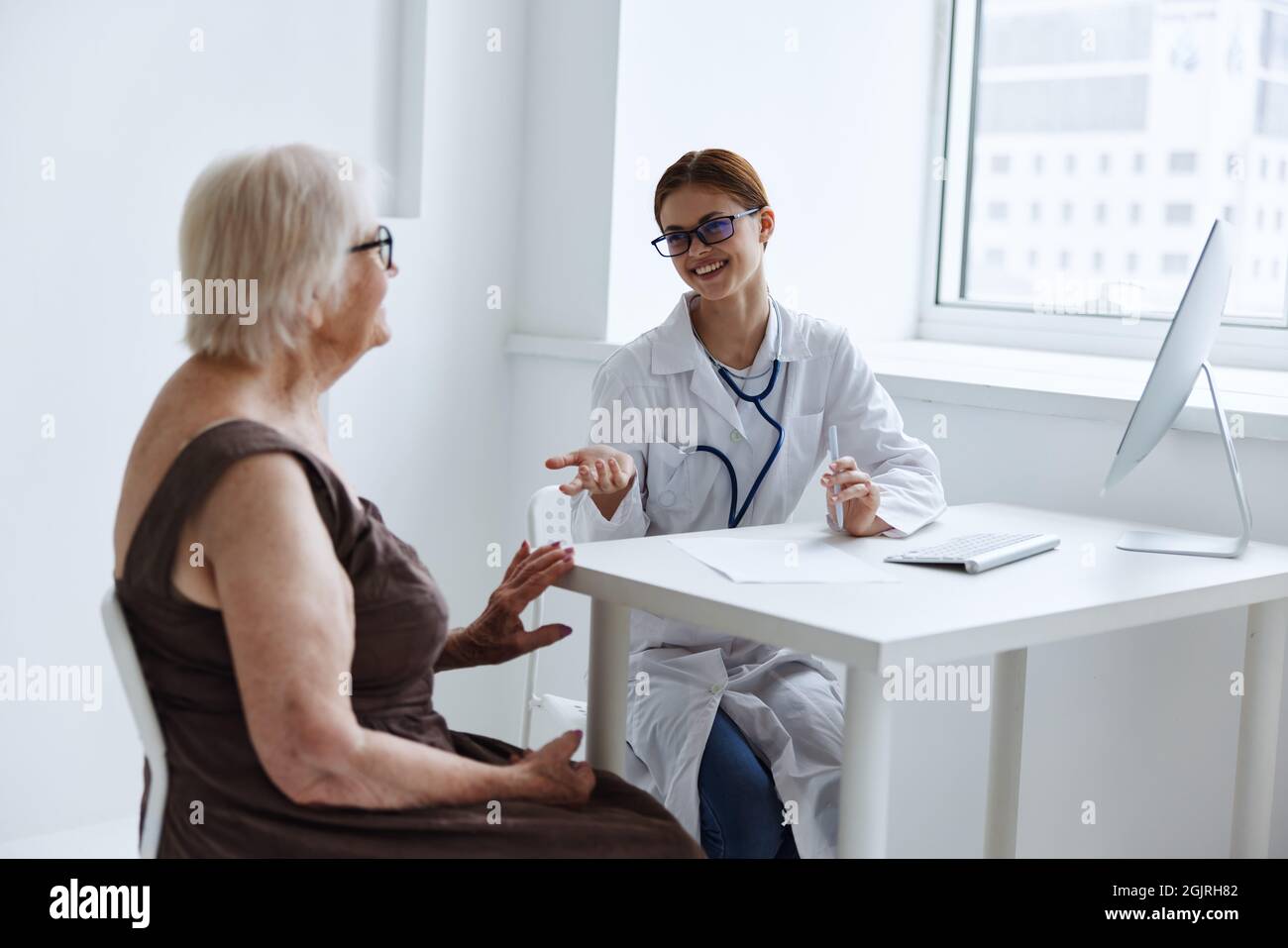 Old patient communicates doctor hi-res stock photography and images - Alamy