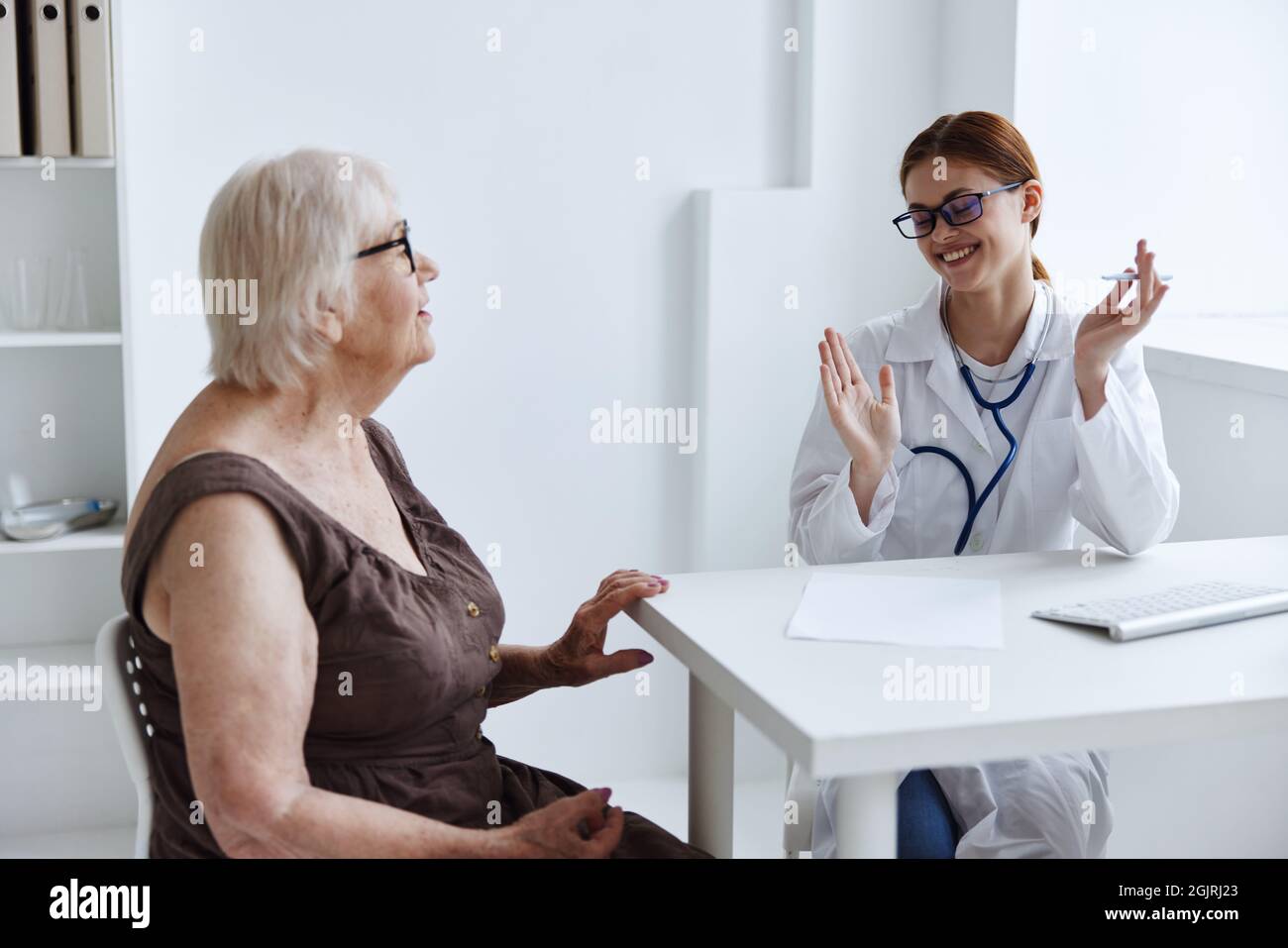 Doctor communicates elderly patient hi-res stock photography and images ...
