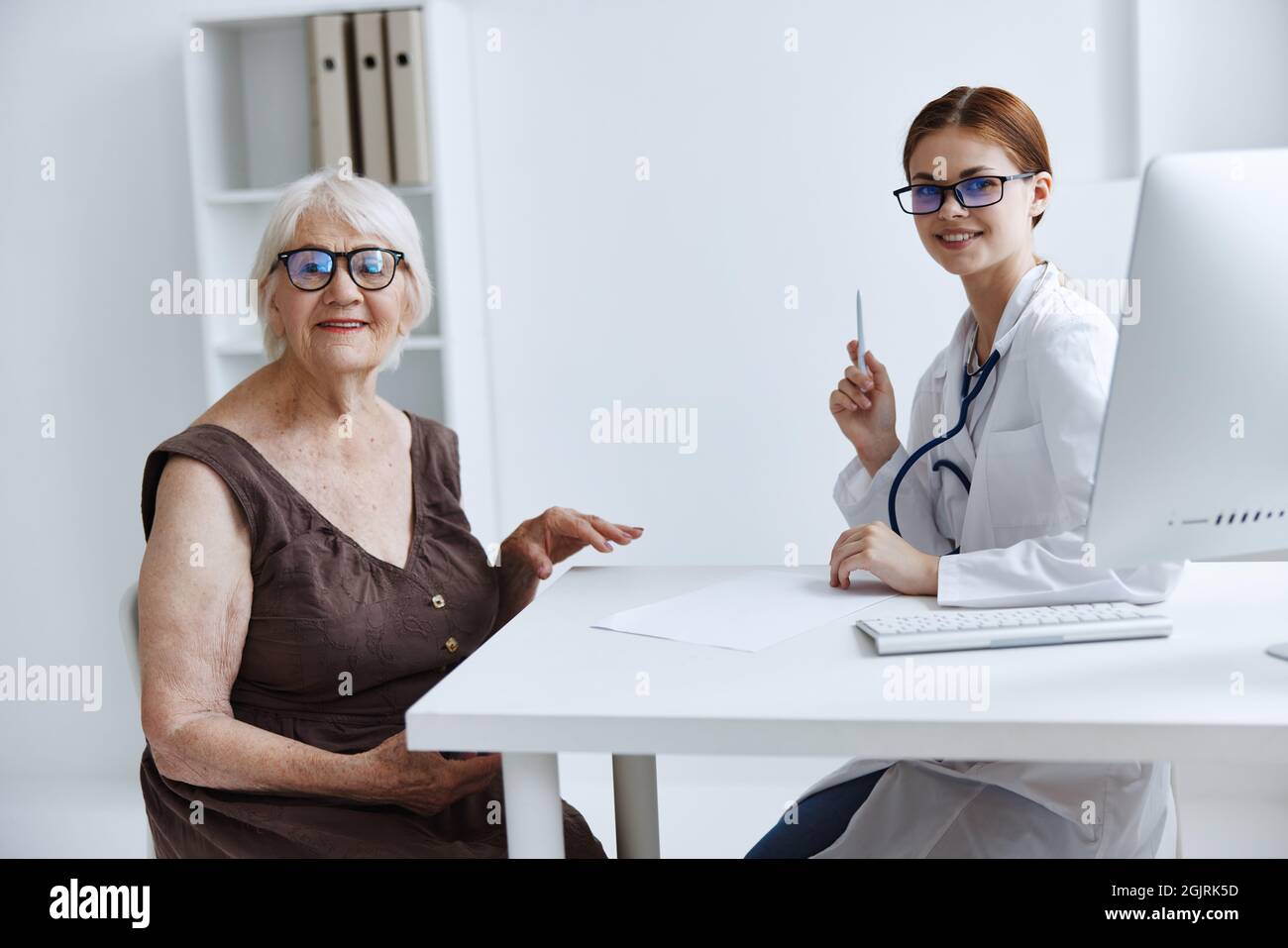 Old patient communicates doctor hi-res stock photography and images - Alamy