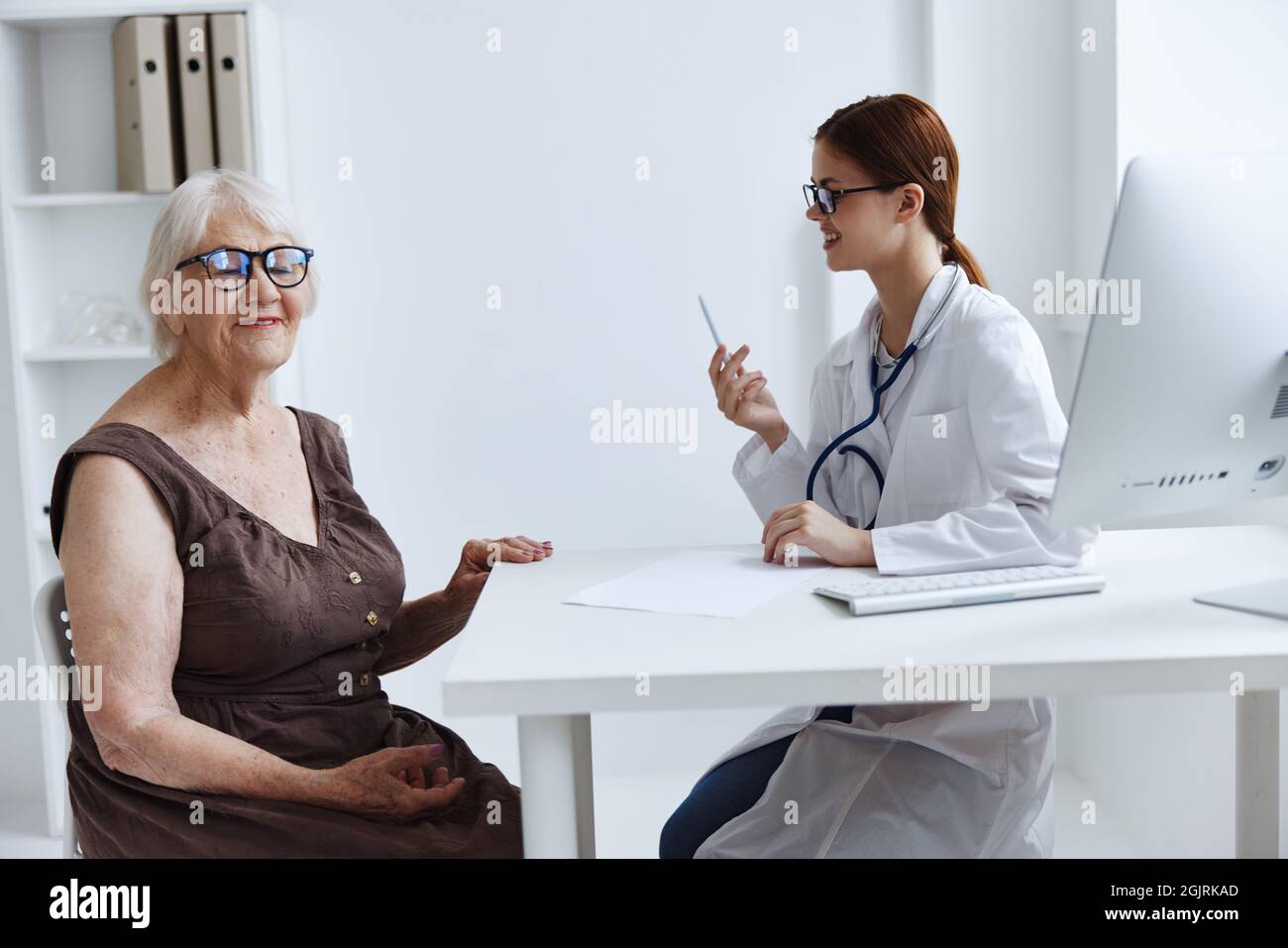 Doctor communicates elderly patient hi-res stock photography and images ...