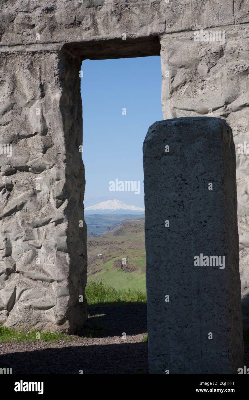 Mount Hood through one of the "doorways" in Stonehenge. Samuel Hill built Stonehenge as a war protest/memorial of the 13 Klickitat men killed in World Stock Photo