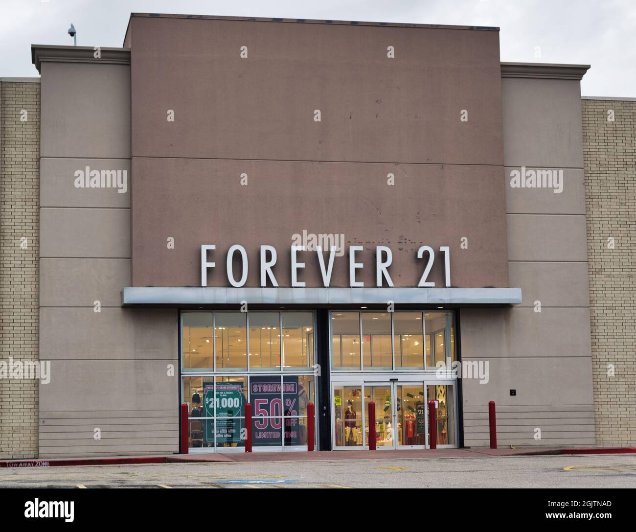 Forever 21 storefront hi-res stock photography and images - Alamy