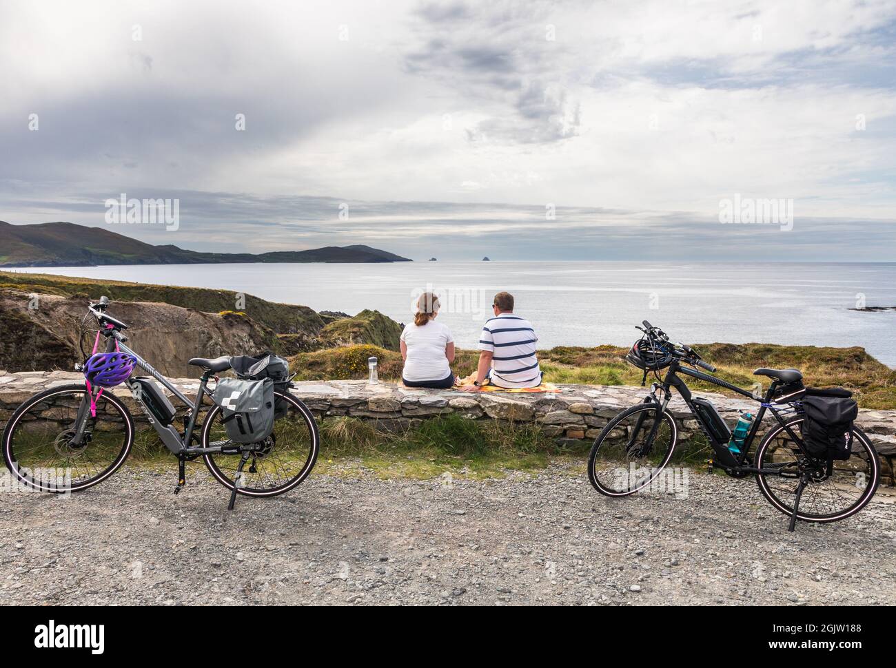 Allihies, Cork, Ireland. 11th September, 2021. Holidaymakers Noelle and Paul Walsh from Naas take a break for lunch and take in the breathtaking view at Dooneen near Allihies in West Cork, Ireland. - Picture; David Creedon / Alamy Live News Stock Photo