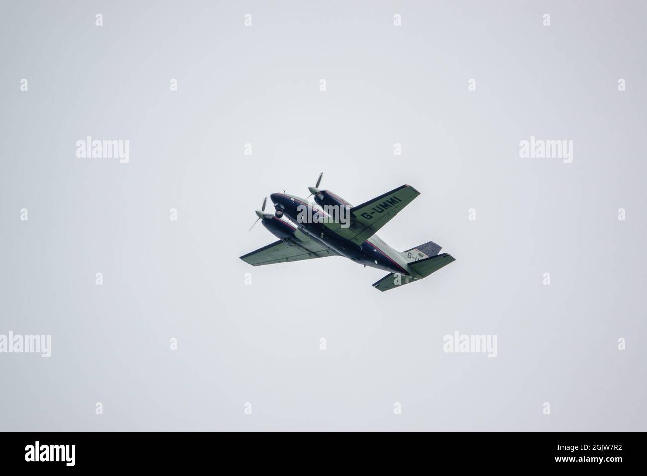 Twin engined passenger aircraft hires stock photography and images Alamy