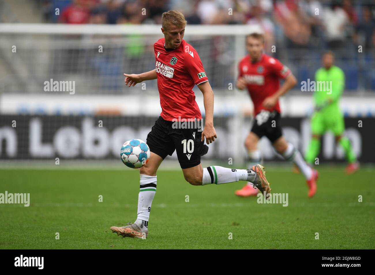 Hanover, Germany. 11th Sep, 2021. Football: 2. Bundesliga, Hannover 96 - FC St. Pauli, Matchday 6 at HDI Arena. Hannover's Sebastian Ernst controls the ball. Credit: Swen Pförtner/dpa - IMPORTANT NOTE: In accordance with the regulations of the DFL Deutsche Fußball Liga and/or the DFB Deutscher Fußball-Bund, it is prohibited to use or have used photographs taken in the stadium and/or of the match in the form of sequence pictures and/or video-like photo series./dpa/Alamy Live News Stock Photo