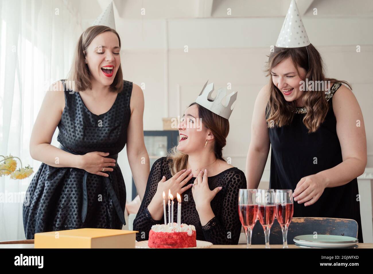 三人の女性が30歳の誕生日を祝っている様子