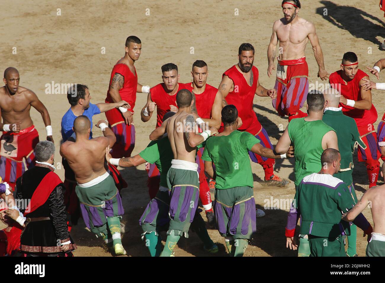 Calcio Storico Fiorentino in Piazza Santa Croce a Florence Rossi Verdi  Stock Photo - Alamy