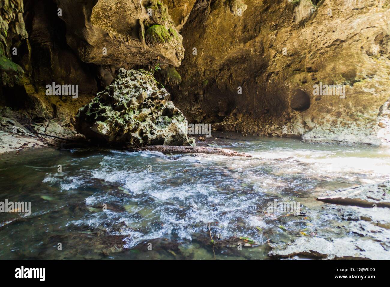 underground-river-in-the-cuevas-de-candelaria-cave-complex-guatemala