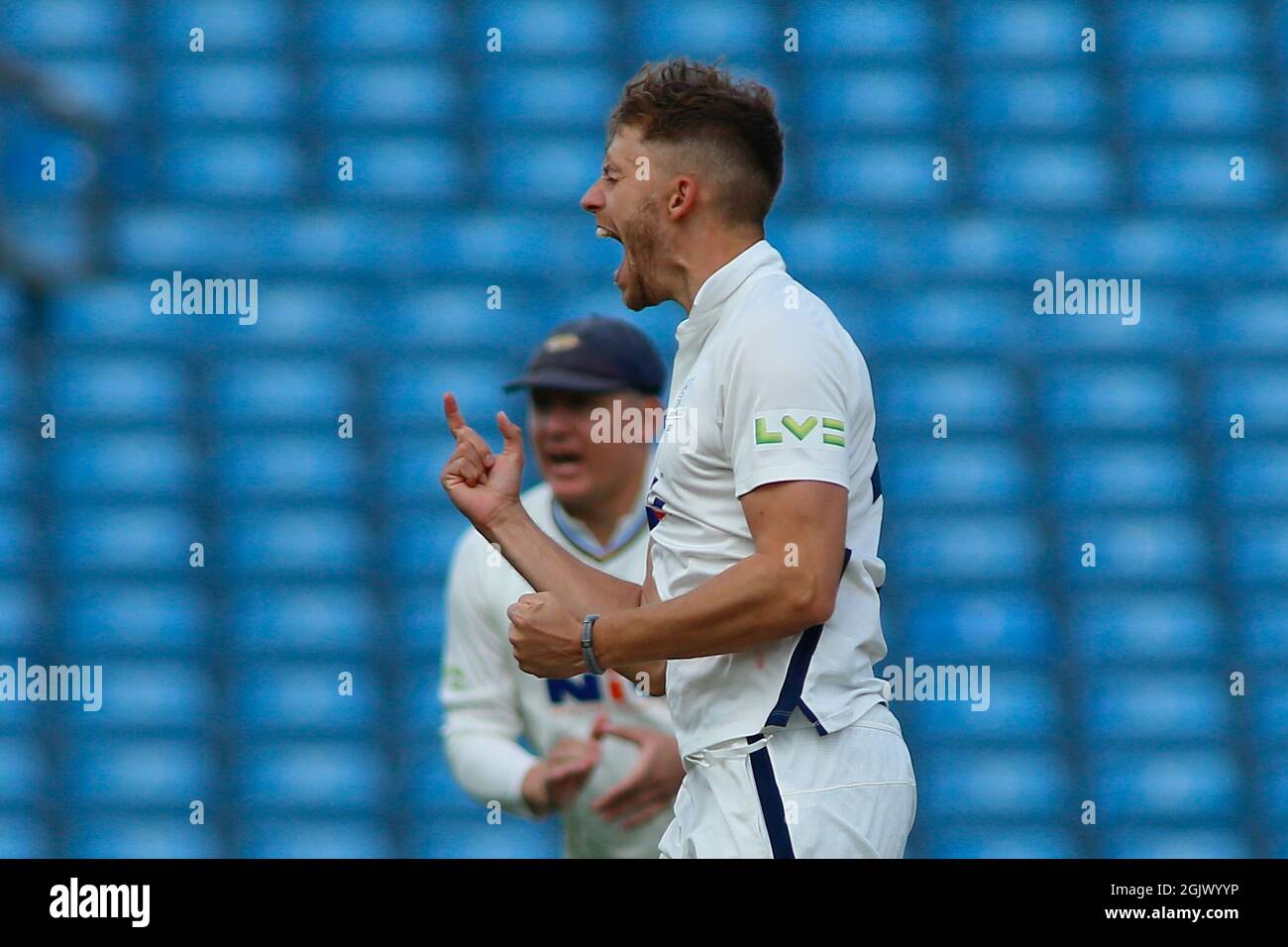 Leeds, UK. 12th Sep, 2021. Yorkshire County Cricket, Emerald Headingley Stadium, Leeds, West Yorkshire, 12th September 2021. LV= Insurance County ChampionshipÕs Division One - Yorkshire County Cricket Club vs Warwickshire CCC Day 1. Ben Coad (C) of Yorkshire County Cricket Club celebrates taking the wicket of Will Rhodes of Warwickshire CCC caught by Harry Duke. Credit: Touchlinepics/Alamy Live News Stock Photo
