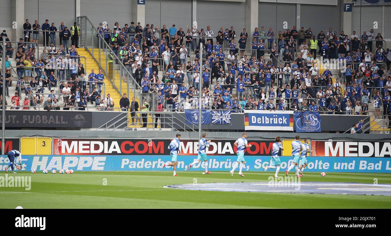 firo: 12.09.2021, soccer ball, 2nd Bundesliga, season 2021/2022, SC  Paderborn - FC Schalke away fans, Schalke fans in Paderborn Stock Photo -  Alamy