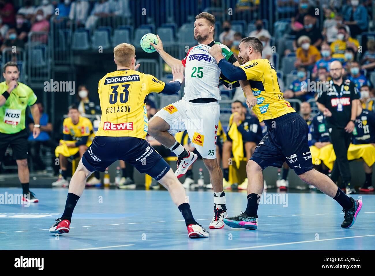 Mannheim, Germany. 12th Sep, 2021. Handball: Bundesliga, Rhein-Neckar Löwen  - SC Magdeburg, Matchday 2, SAP Arena. Magdeburg's Marko Bezjak (M) gets  the better of Ymir Örn Gislason (l) and Jannik Kohlbacher of