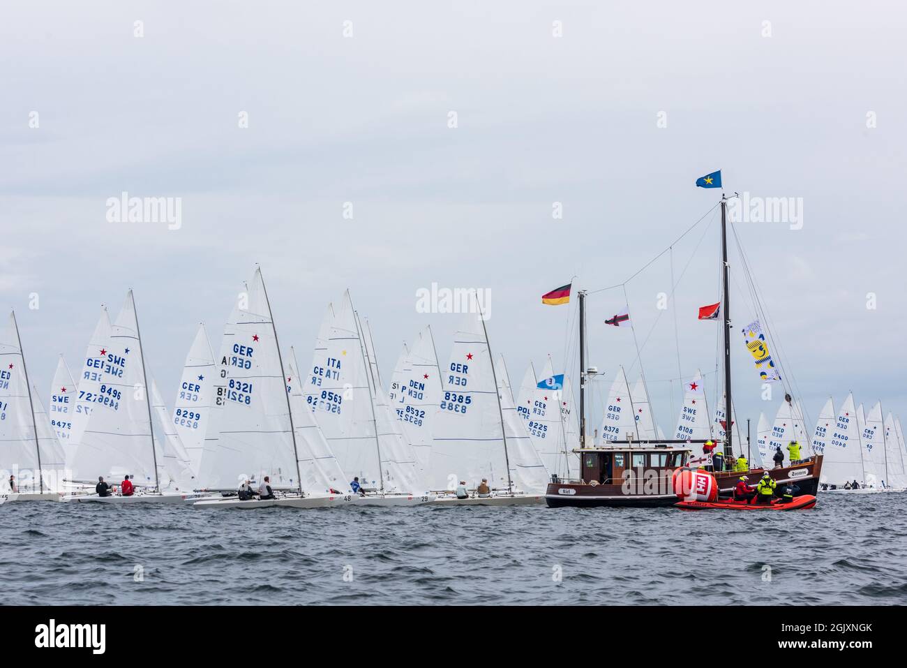 Weltmeisterschaften Starboot bei der Kieler Woche 2021 Regattafeld auf der Außenförde am Start und Ziel Stock Photo
